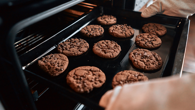 pop-cookies-in-the-oven-for-a-minute-1678811587